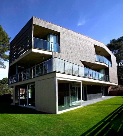 construccio habitatge unifamiliar piscina